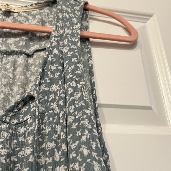 Chic Floral Sleeveless Top - Light turquoise and White - Picture 4 of 12